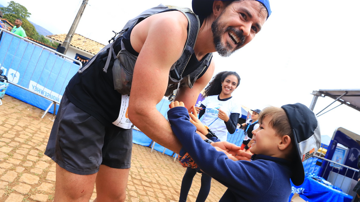 Eduardo Saliba at the 2026 Cambotas Trail Fest finish line with his son.