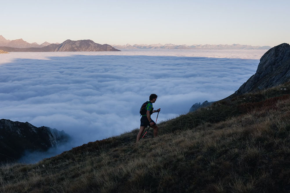 A participant runs above the clouds at the 2026 CroTrail race.